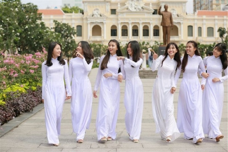 Hiện nay, vẫn còn rất nhiều ngôi trường duy trì việc lựa chọn áo dài làm đồng phục cho nữ học sinh