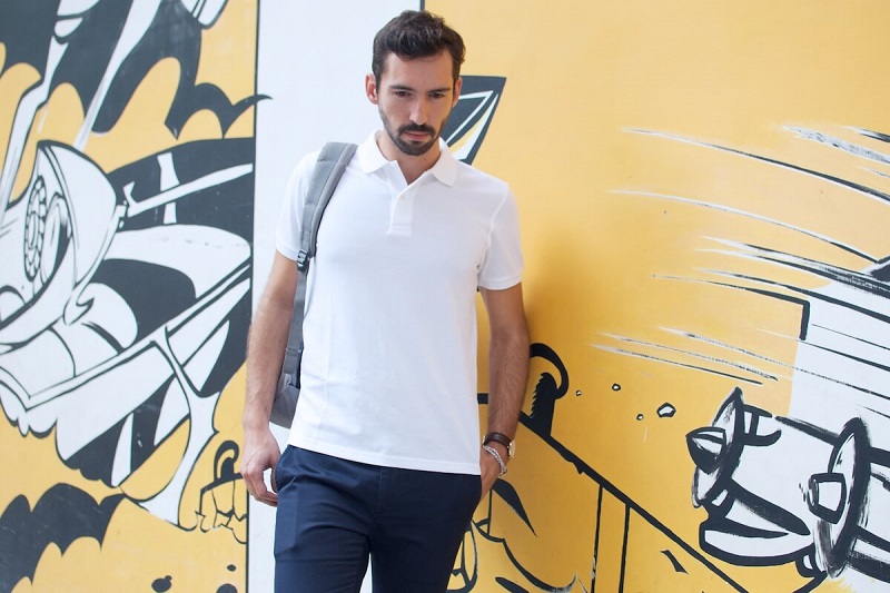 Việc bạn cài hết khuy áo vẫn không có vấn đề gì nhưng để mang đúng tinh thần phóng khoáng và thể hiện được sự nam tính thì không nên cài khuy áo trên cùng sẽ hợp lý hơn nhé