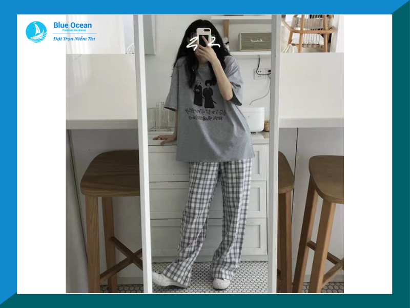 Kết hợp áo phông oversize với quần caro cực kì cá tính