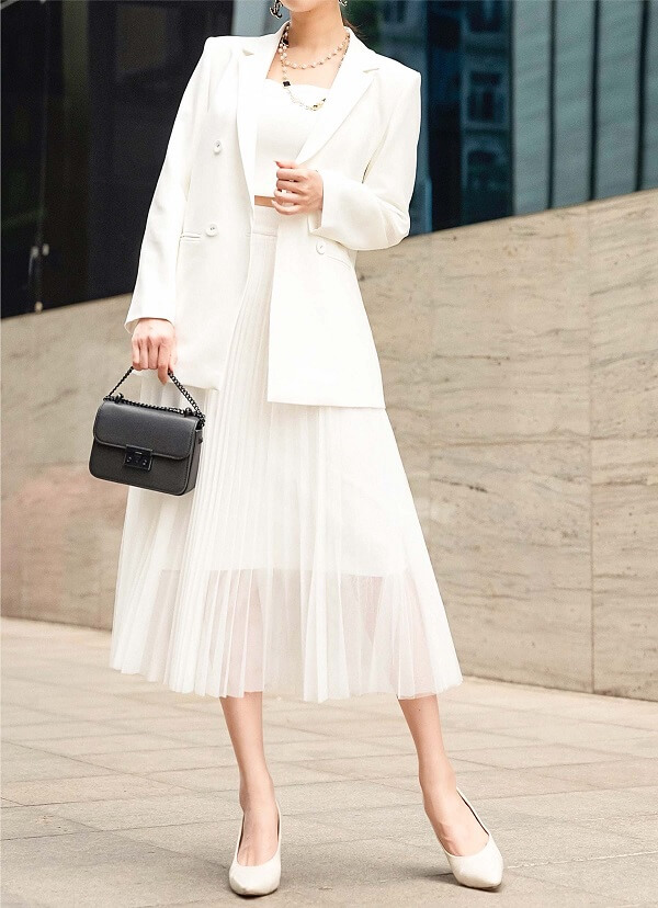 Phối áo vest nữ với váy liền dài để đi sự kiện