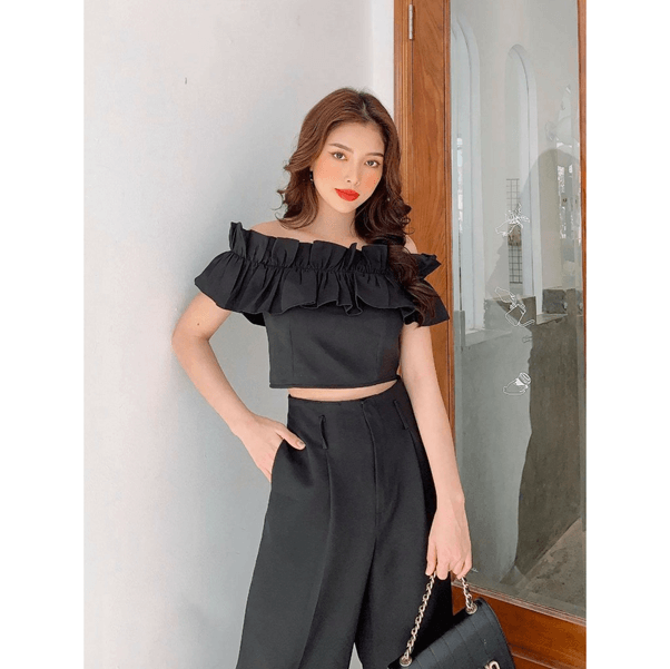 Type phối áo trễ vai với quần baggy đẹp.
