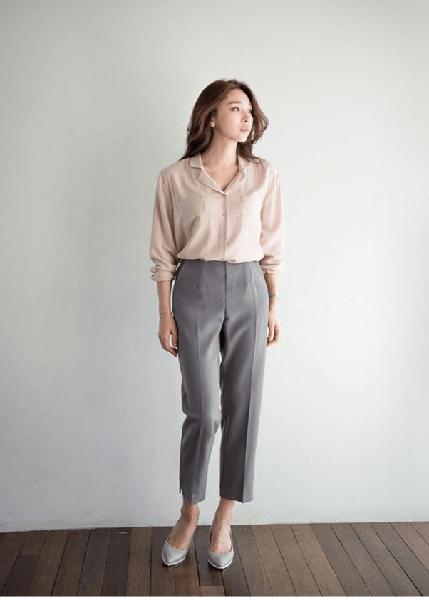 Baggy phối cùng áo voan tạo nét nữ tính và nhẹ nhàng.