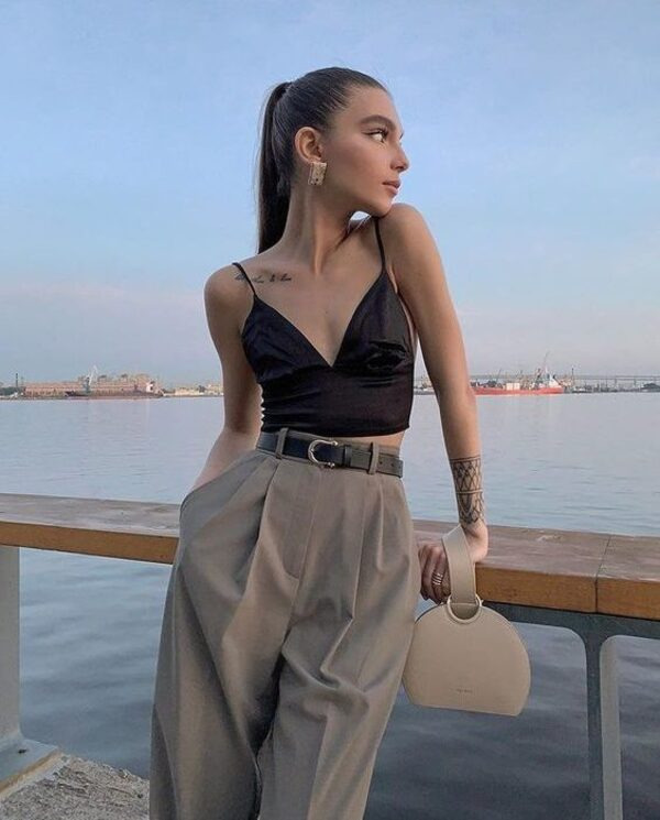 Quần tây với áo bralette thời trang